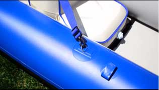 Fasten the seat straps to the D-rings on the pontoons. The DKS seats have 2 straps.