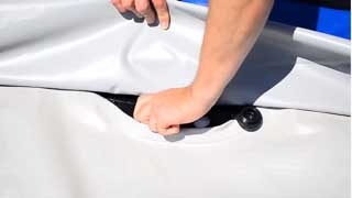 For white water paddling, remove the caps of the self-draining valves. For flat water paddling, close them securely.